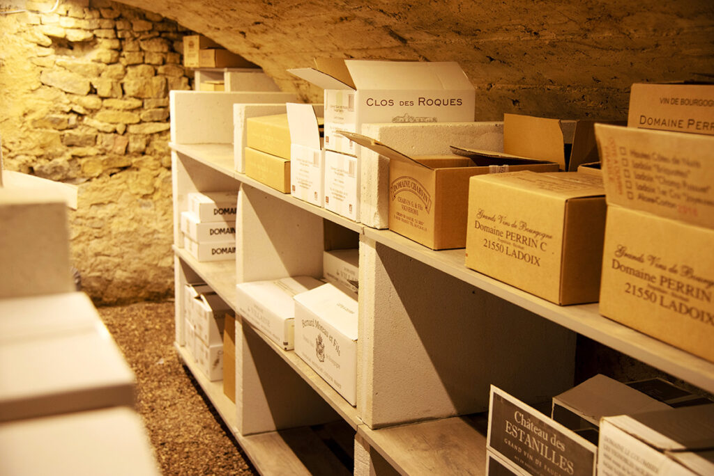 Cave a vin de vieillissement du restaurant ala12